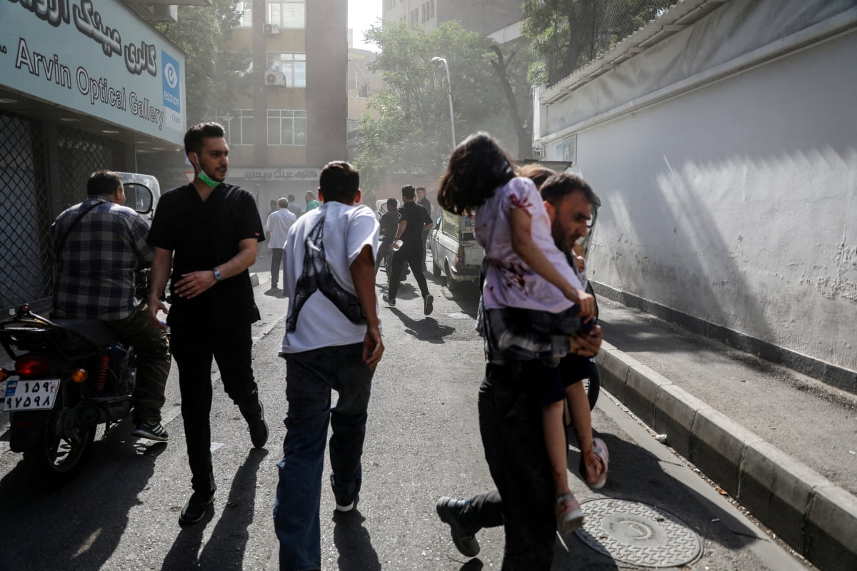 이란 테헤란로 시민들이 이스라엘의 공습에 대피하고 있다.