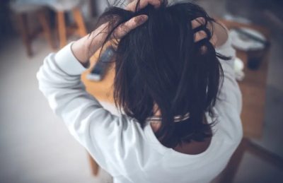 머리를 움켜쥐는 여성