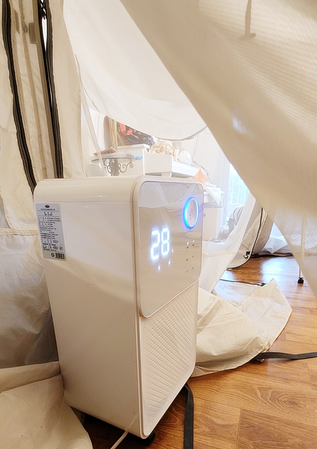 텐트 안쪽에도 제습기를 돌려 텐트 안쪽도 동시에 말림