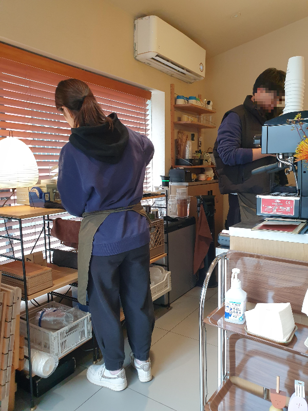 직원(사장님) 두 분이서 작업하는 뒷 공간