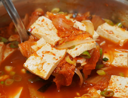 육수는 찌개의 맛을 결정하는 중요한 요소