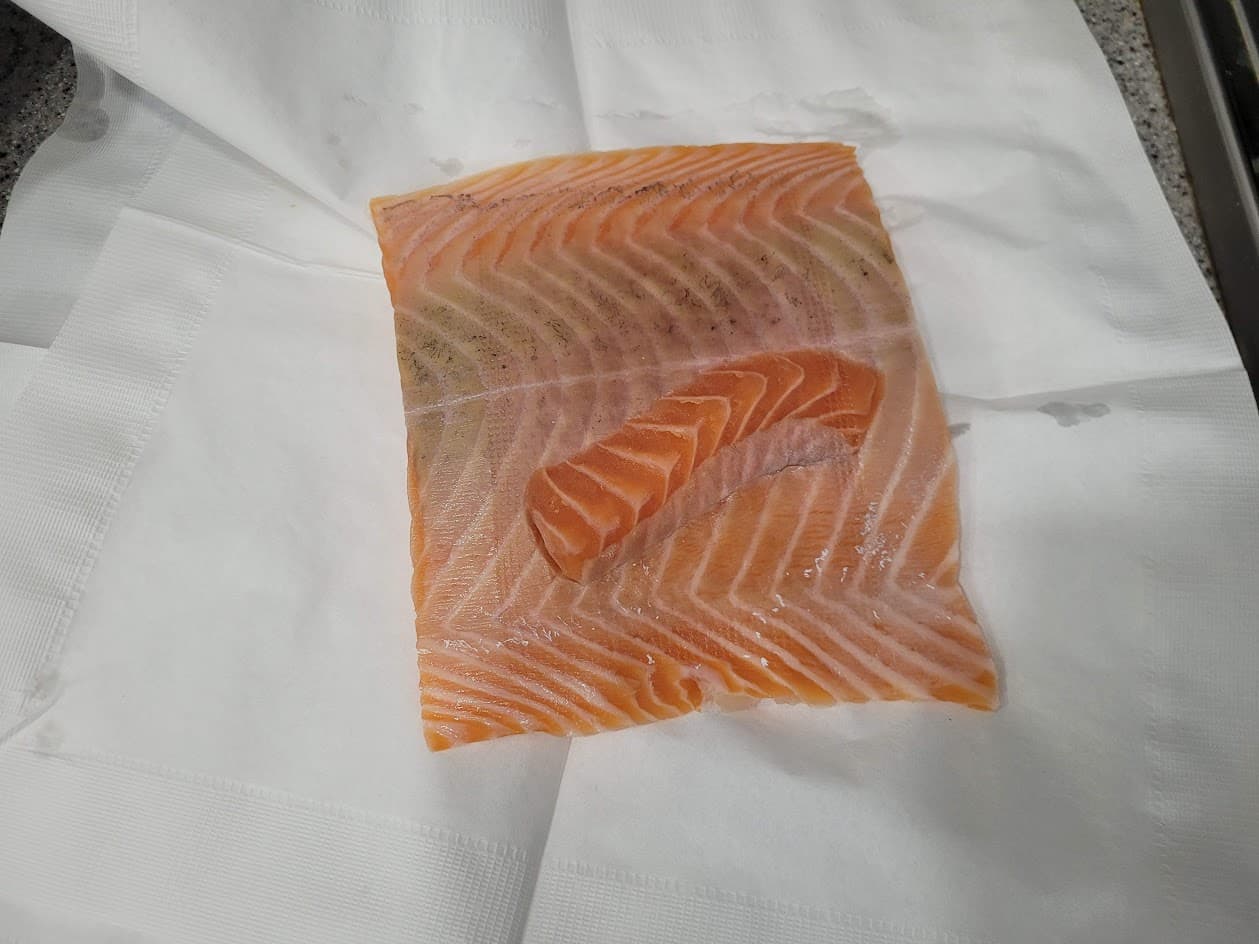 해동지 위에 올려진 생연어 회