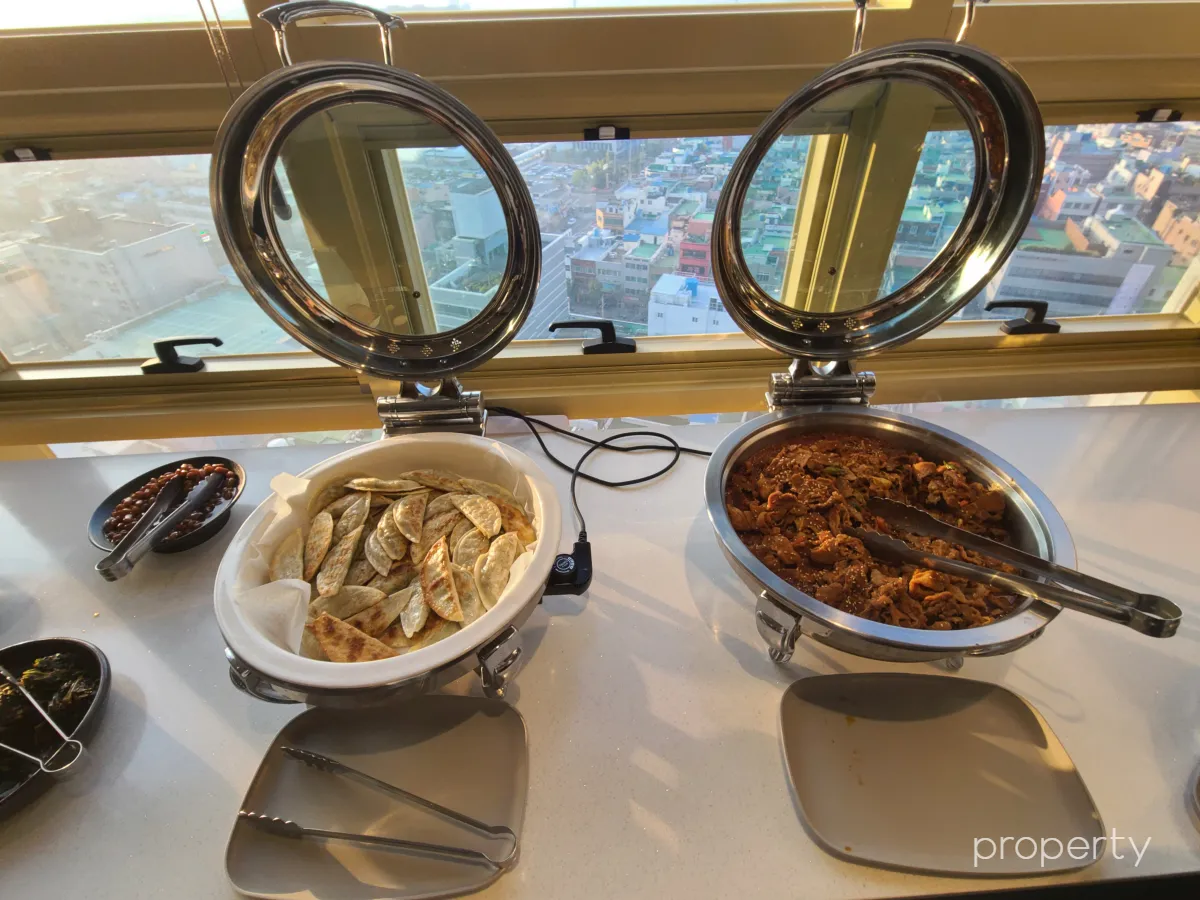 납작만두-제육볶음-창밖에건물들