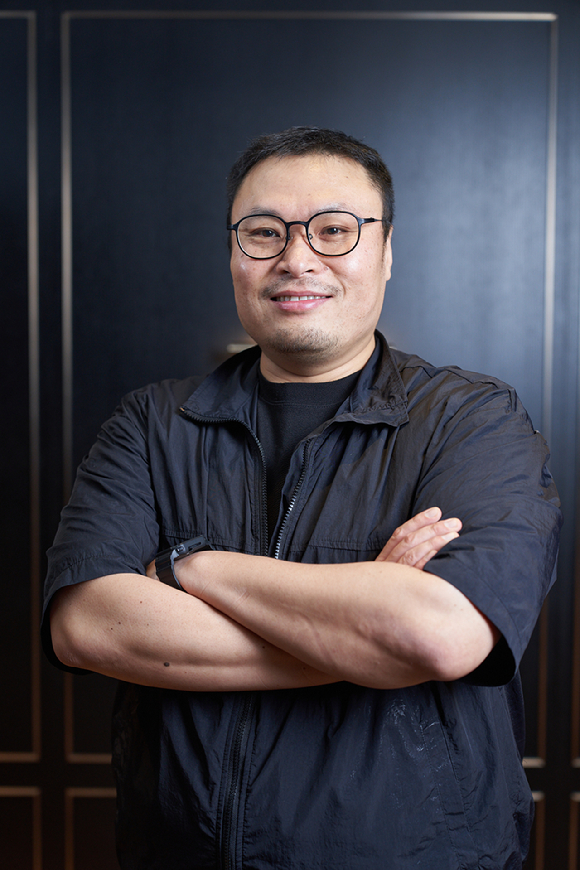 &#39;무빙&#39; 강풀 작가가 인터뷰 전 사진촬영을 하고 있다. [사진=월트디즈니컴퍼니코리아]