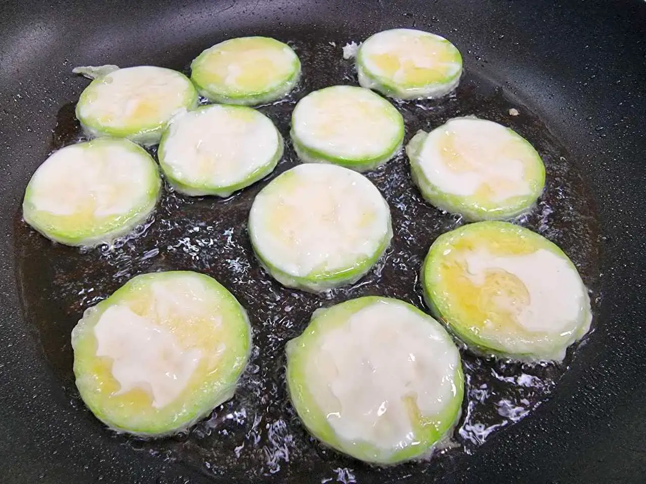 기름을 충분히 두르고 팬에서 굽듯이 튀겨줍니다