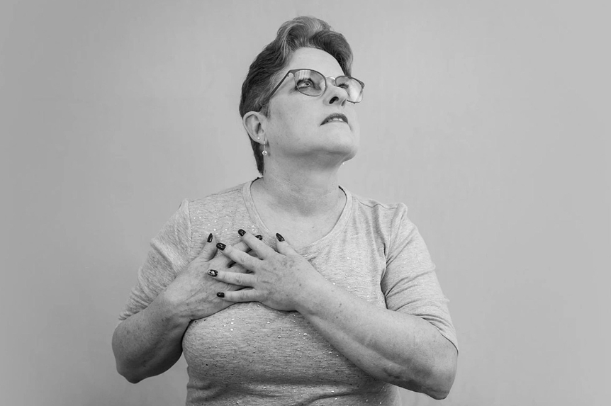 여성이 유방암 증상확인을 위해 만지는 사진