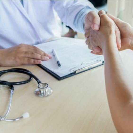 의사와-환자가-악수하는-사진