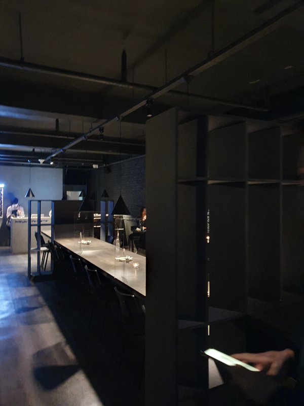 어두운-분위기의-매장