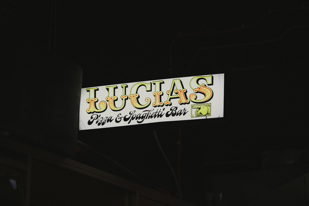 '감스트 뚜밥'에서 가장 중요한 명사는 장소입니다.