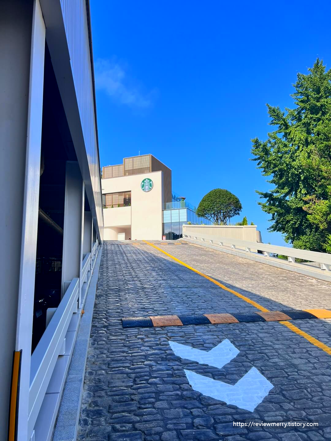 1층 올라가는 길