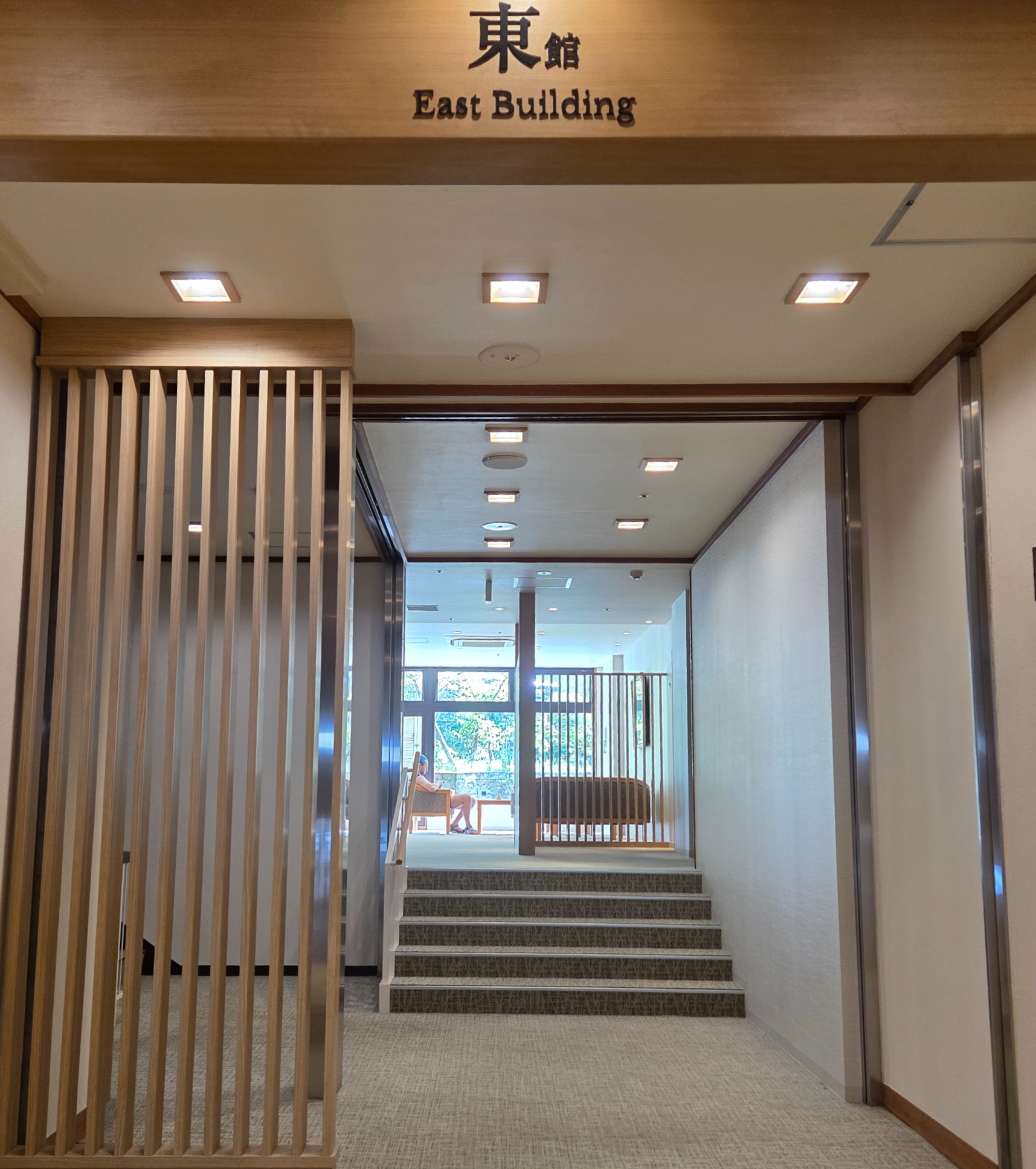 노보리베츠 다이이치 타키모토칸 동관 입구, 일본식 목재 디자인과 은은한 조명이 어우러진 통로