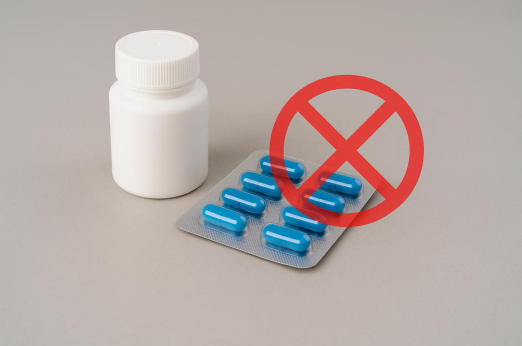 해열제와 약통이 놓인 이미지에 X 표시, 여름철 차량 내부 약품 보관 시 변질 가능성 안내