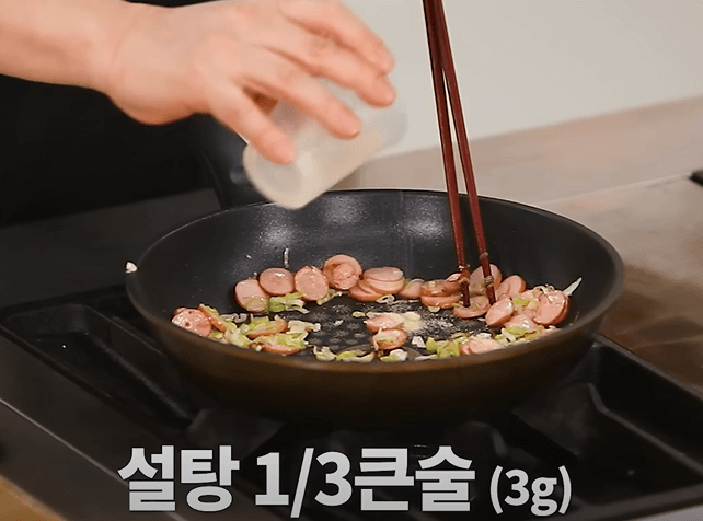 설탕 1/3큰술을 넣어 볶아 주고 간장을 1/2큰술 넣어 줍니다.