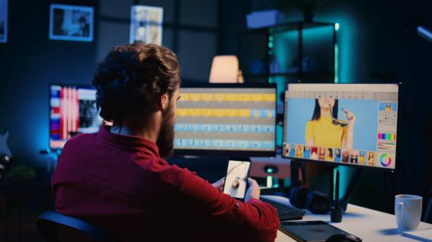 영상 색보정하고 있는 사람 사진