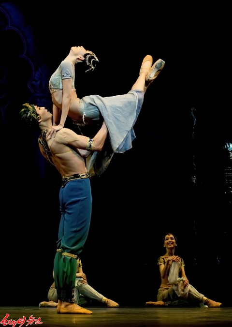 국립발레단의 라바야데르 공연 사진