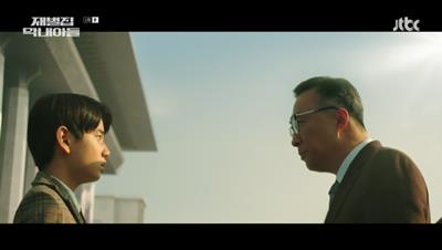 초대 회장을 마주 보고 서있는 진도준 사진입니다.