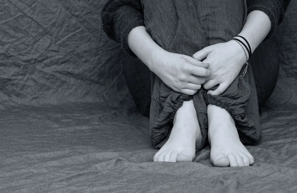 다이어트-부작용-변비-화장실-가기-두려워-하는-우울한-사람