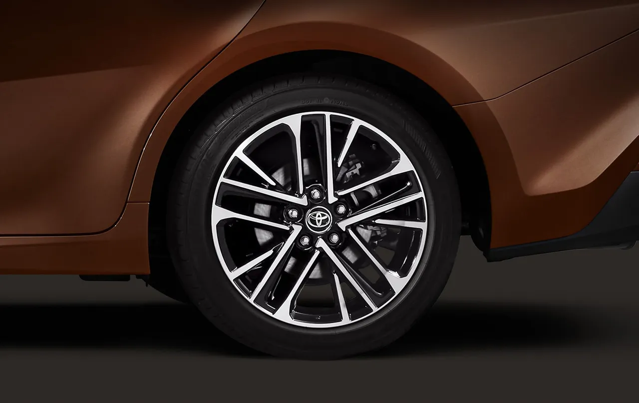 2025 토요타 캠리 하이브리드 차량 및 정보 이미지