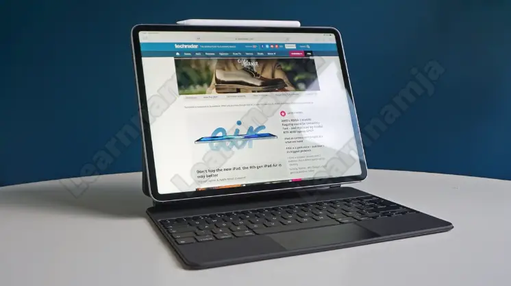 iPad Pro 12.9(2022)를 테이블 위에 올려놓기