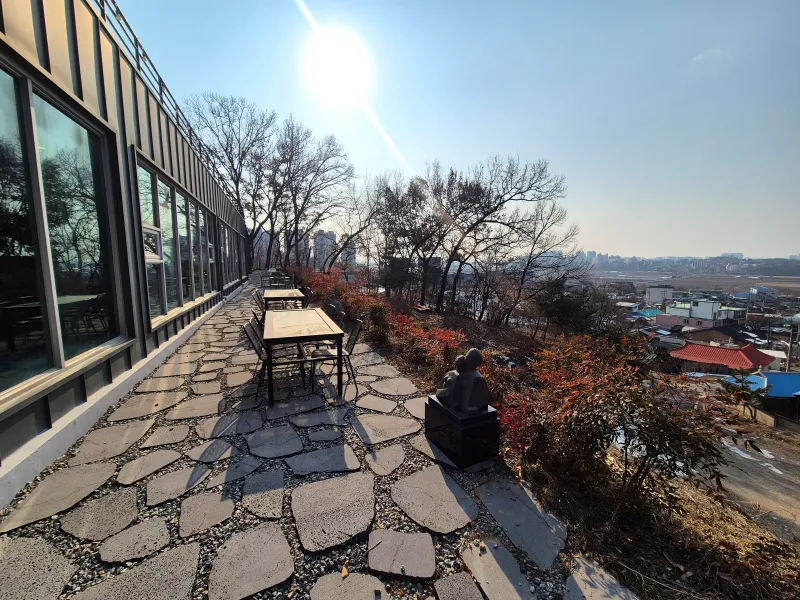 카페-힐가텐-야외-테이블