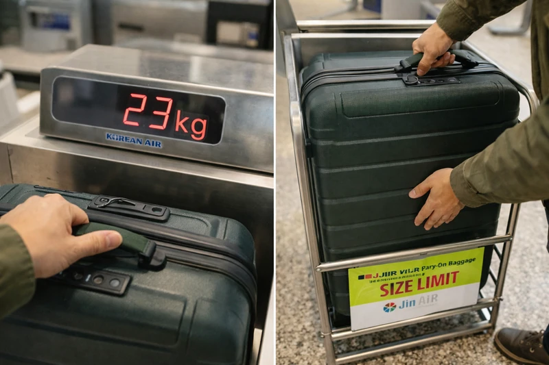 공항에서 짙은 초록색 여행 가방을 대한항공 저울에 올려 23kg를 확인하는 모습과 진에어 기내 수하물 크기 측정 틀에 넣는 모습을 나란히 보여주는 합성 이미지