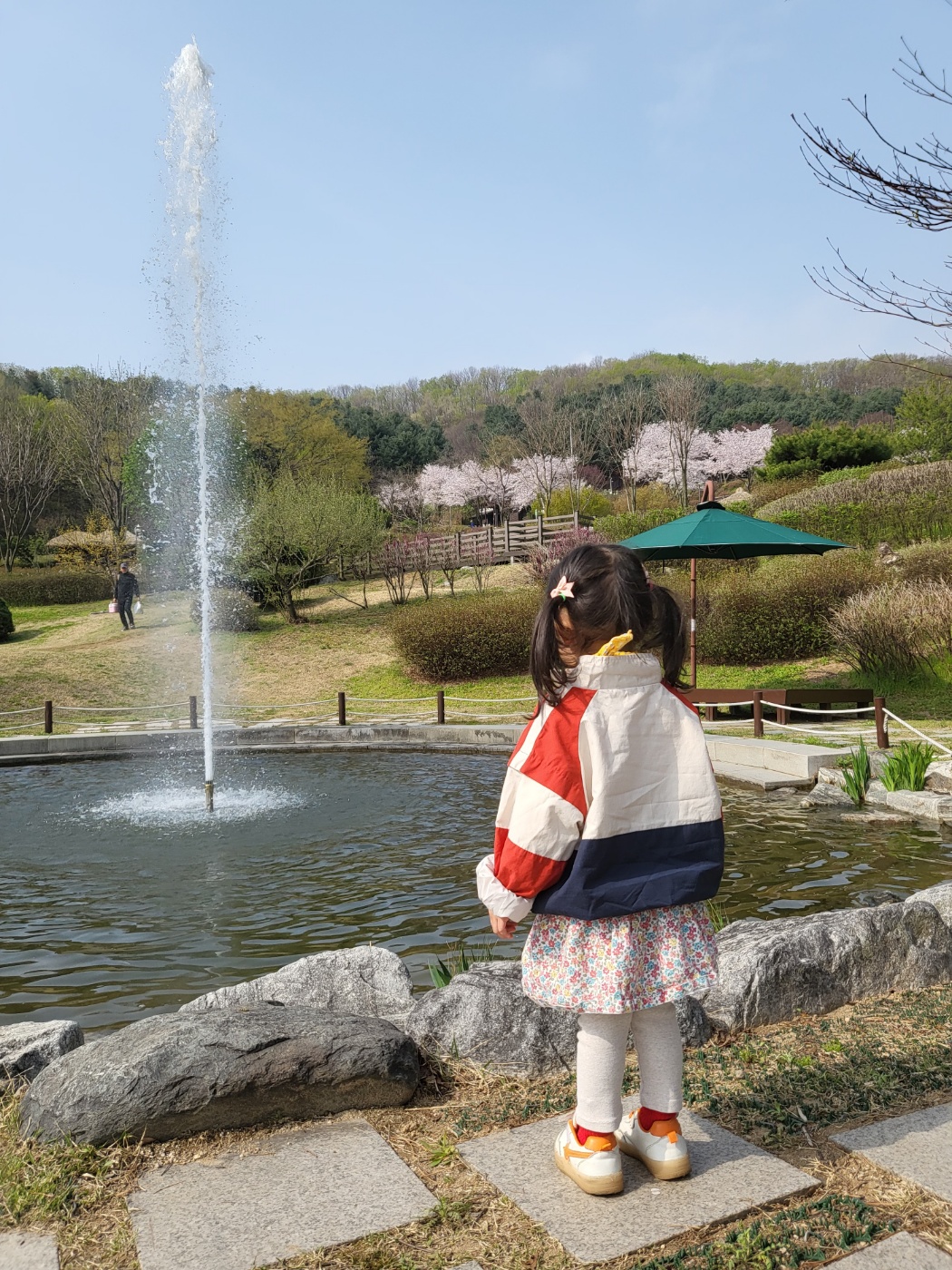 분수를 바라보는 아이