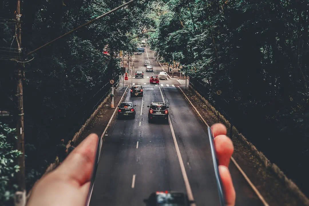 도로를 달리고 있는 자동차의 모습들