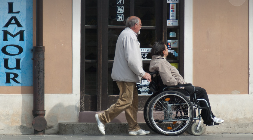 시니어 일자리를 설명하기 위한 어르신이 일하는 모습의 사진