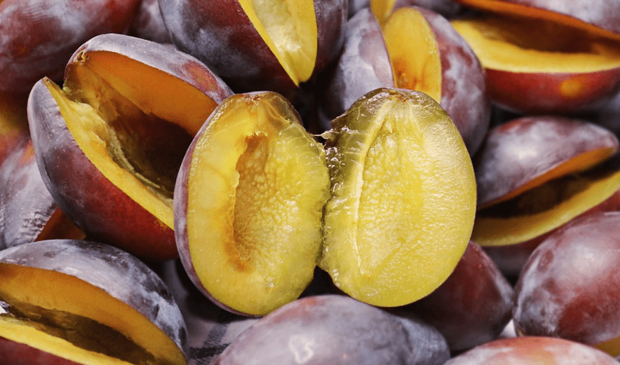 변비에 좋은 과일 자두가 씨앗이 제거 되어 있다