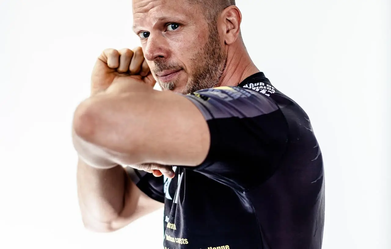 팔꿈치 색소침착 원인과 하얘지는 관리법&amp;#44; 중장년층 피부 톤 회복 방법