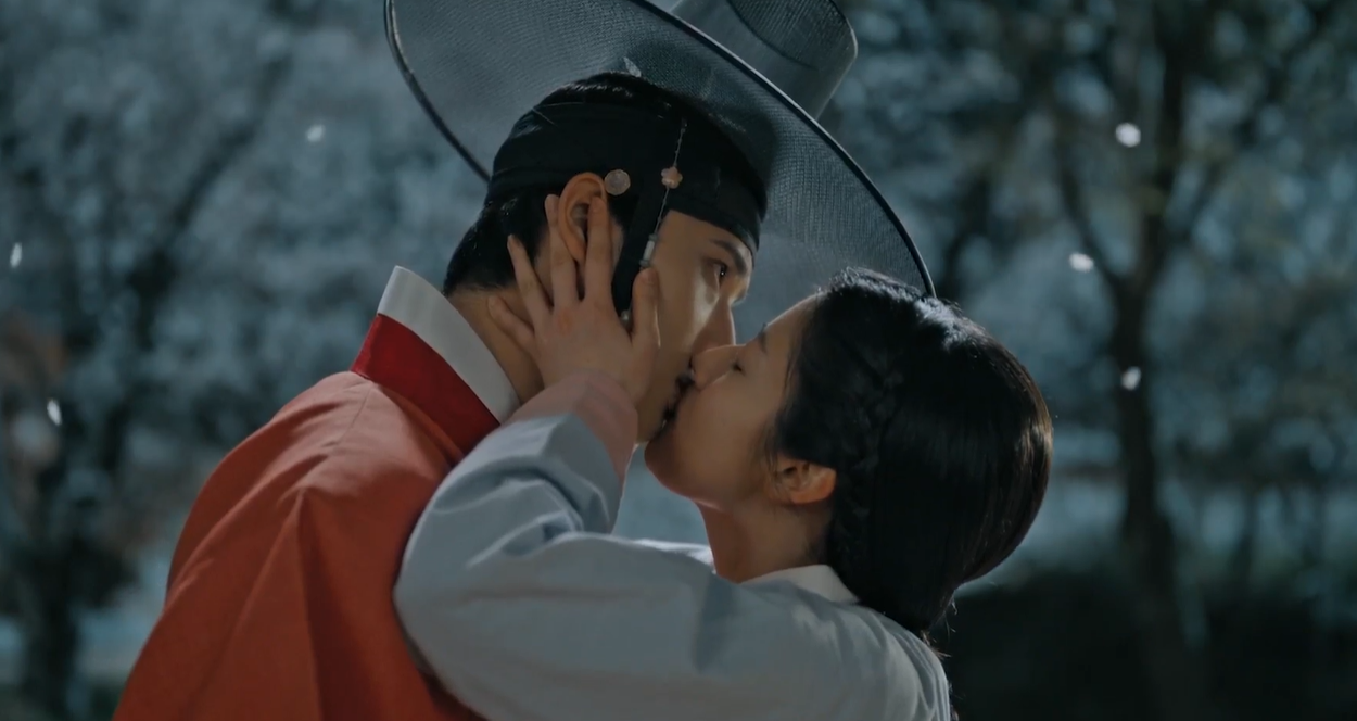 입맞춤 직후 당황스러움과 설렘을 동시에 느끼는 이열