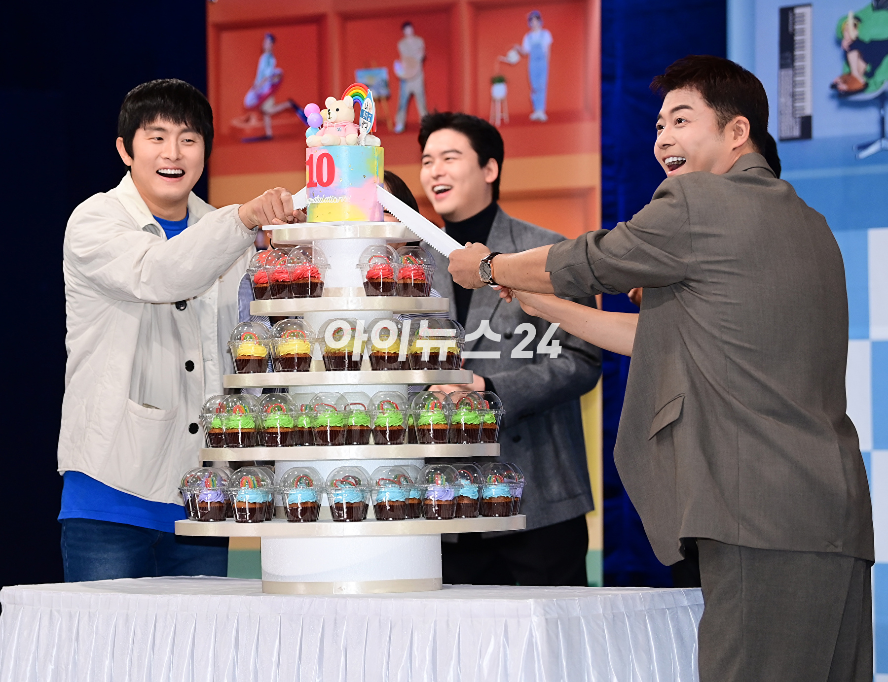 기안84와 전현무가 4일 오후 서울 마포구 MBC 골든마우스홀에서 열린 MBC '나 혼자 산다' 10주년 기념 기자간담회에 참석해 케이크 컷팅식을 하고 있다. [사진=정소희 기자]