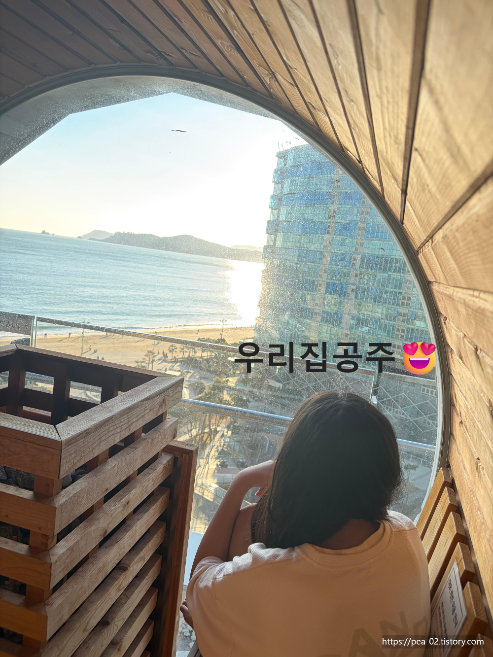 부산 클럽디오아시스 야외 캐빈 내부에서 해운대를 바라보는 모습