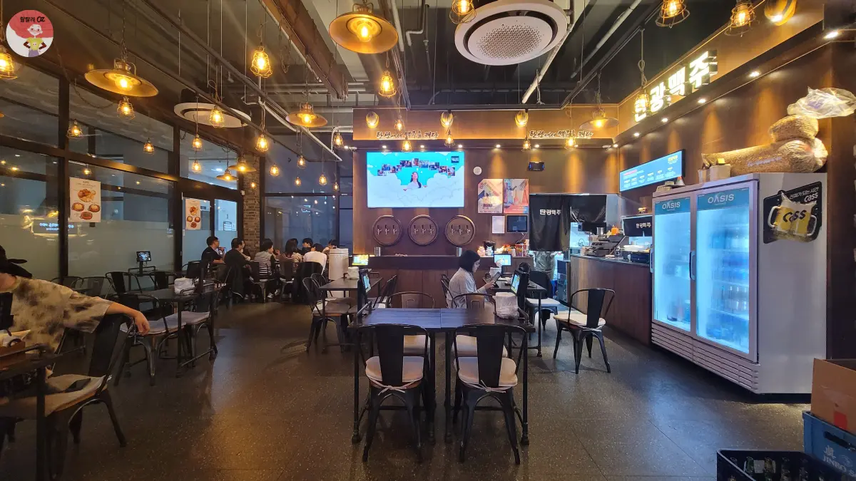 경기-남양주시-다산동-탄광맥주-내부모습-흥겨운-사람들