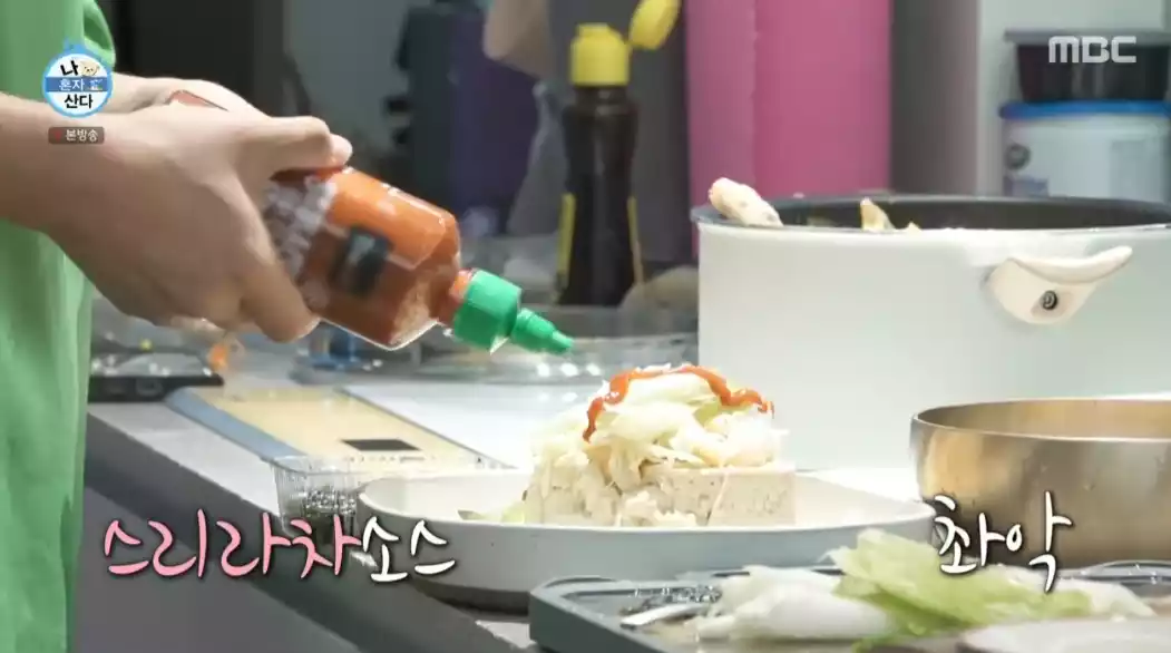퓨전 두부찜 스리라차 소스 추가