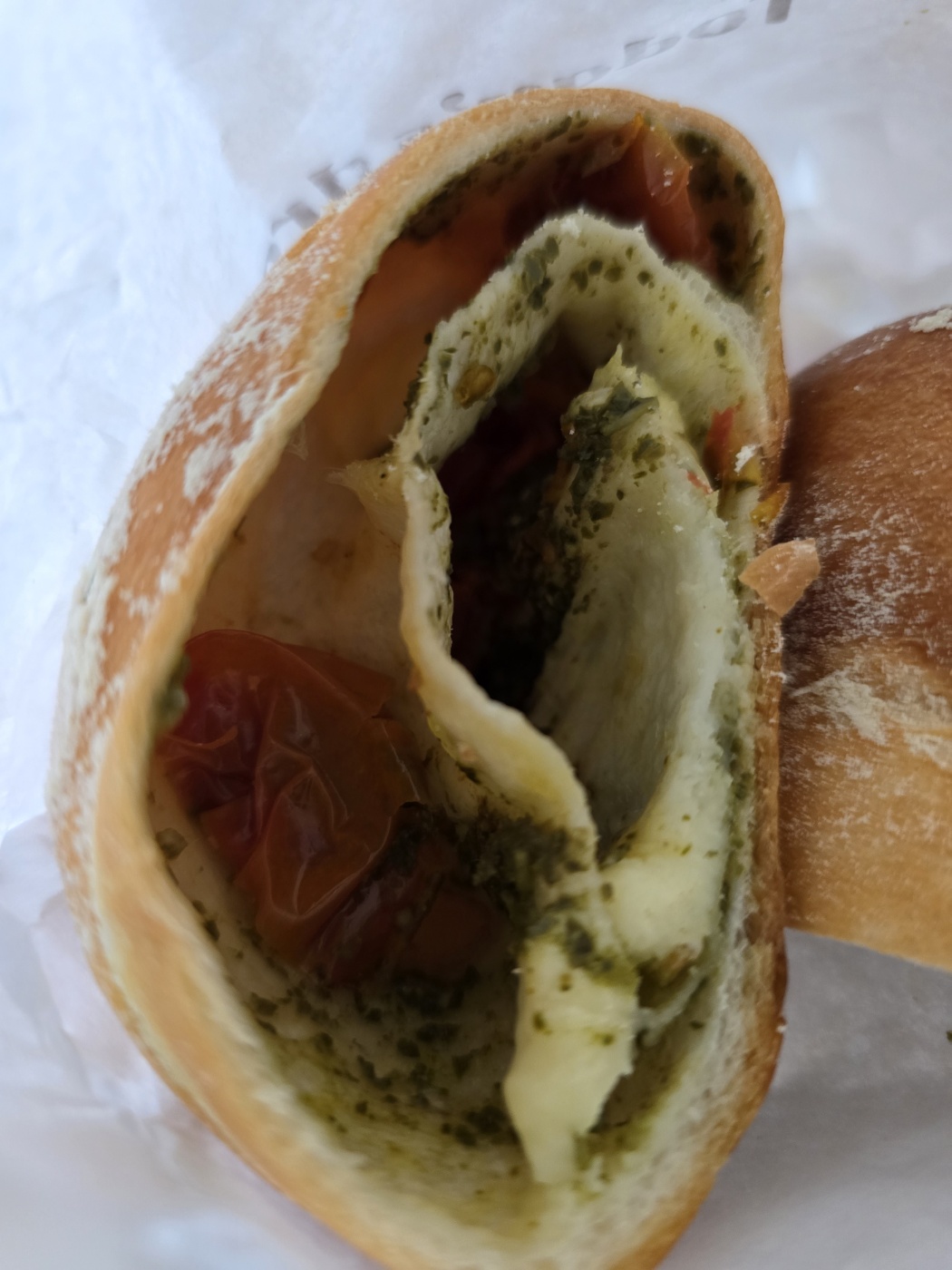 바질과 토마토가 너무 맛있는 소금빵