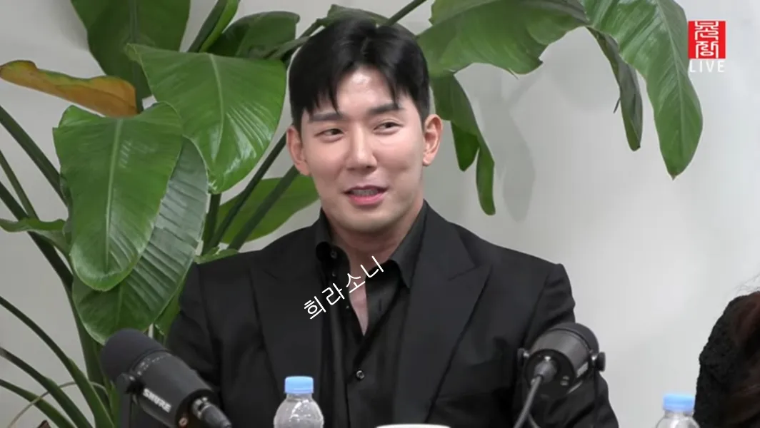 검은 수트를 입고 온 영수.
