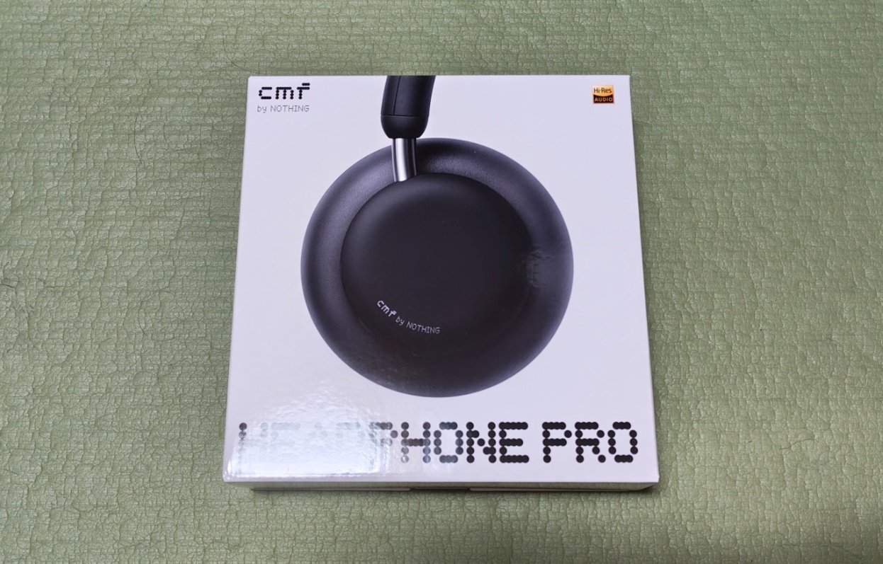 군더더기 없는 깔끔한 디자인.
화이트 배경에 헤드폰 사진 하나만 있는 미니멀한 제품 박스입니다.