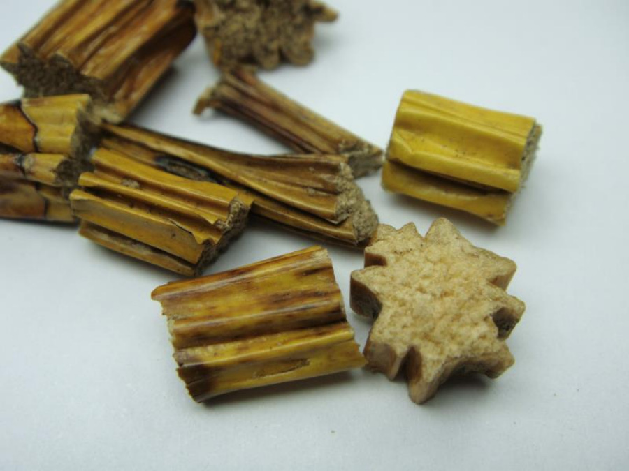 야생의 석곡풀의 지상부 줄기를 잘 세척한 후에 건조한 것을 크게 썰어놓은 것을 하얀 바닥 위에 놓아두고 찍은 사진