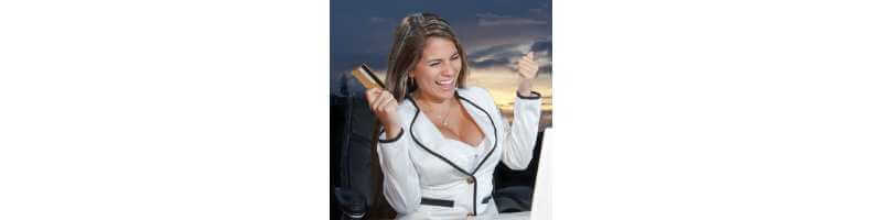 신용카드-들고-좋아하는-모습