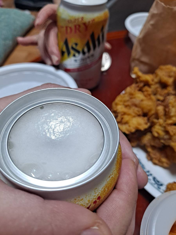 맥주 거품이 올라온다