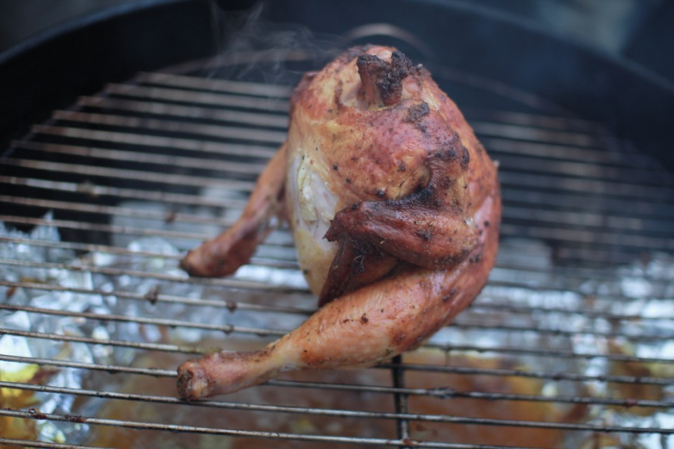 버터 시즈닝으로 노릇하게 완성된 비어캔치킨