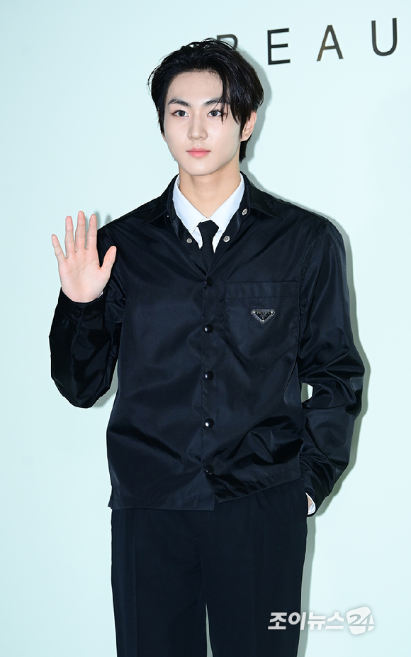 그룹 엔하이픈 정원이 11일 서울 한강 더 리버에서 열린 프라다 뷰티 론칭 기념 행사에 참석하고 있다. [사진=정소희 기자]