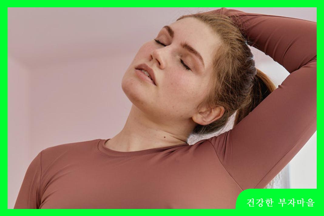 목디스크에 좋은 운동 - 측면으로 머리 당겨주기