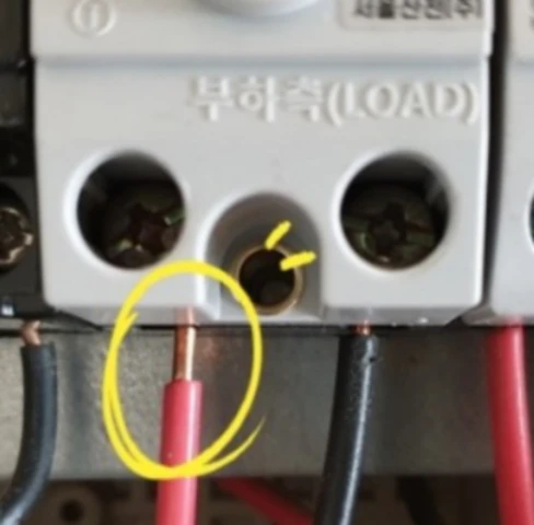 피복을 너무 짧거나 길게 벗겨서는 안됩니다.