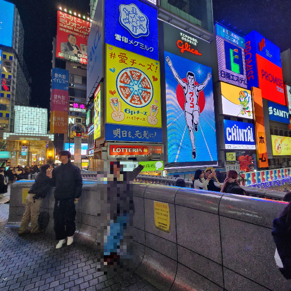 어두워진 저녁 다리 뒷 편에 조명이 들어온 간판들이 눈에 띈다.