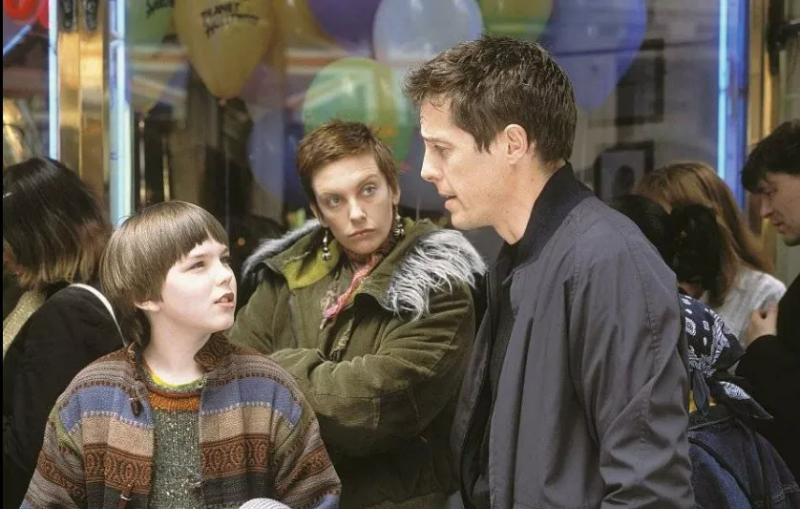 윌 마커스 피오나가 거리에서 서로 쳐다보고 있는 모습