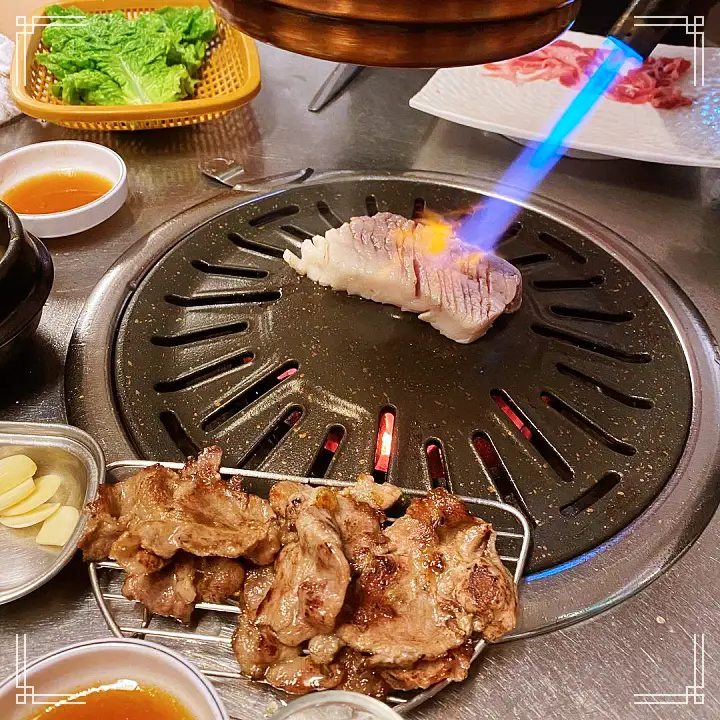 진심 가득 건강 담은 맛 광주 쌍촌동 맛집 추천 생방송투데이 꿀꽈배기 삼겹살 간장 오돌뼈 이베리코 목살 황제살 토치 불로 육즙을 가두다 오늘방송 고수뎐