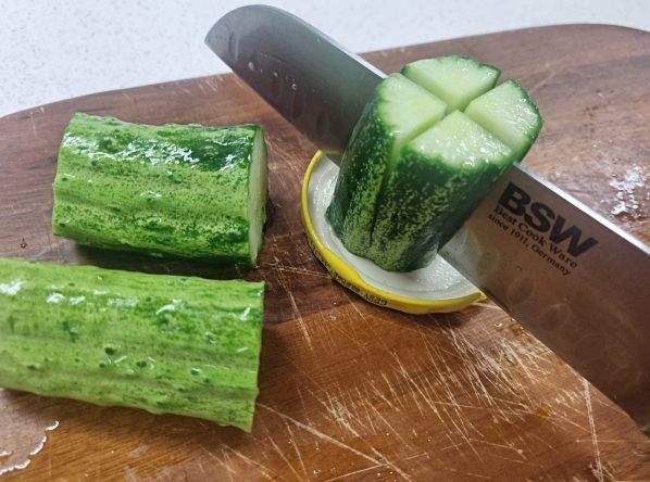 십자 칼집이 부드럽게 벌어지는 적당히 절인 오이 