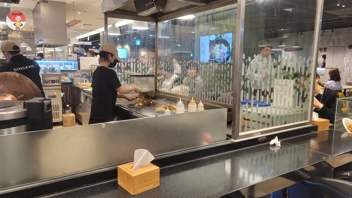 경기-구리시-롯데백화점-아시아음식-리치푸드-음식을-준비중인-직원들